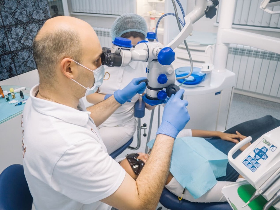 Лечение зубов под микроскопом